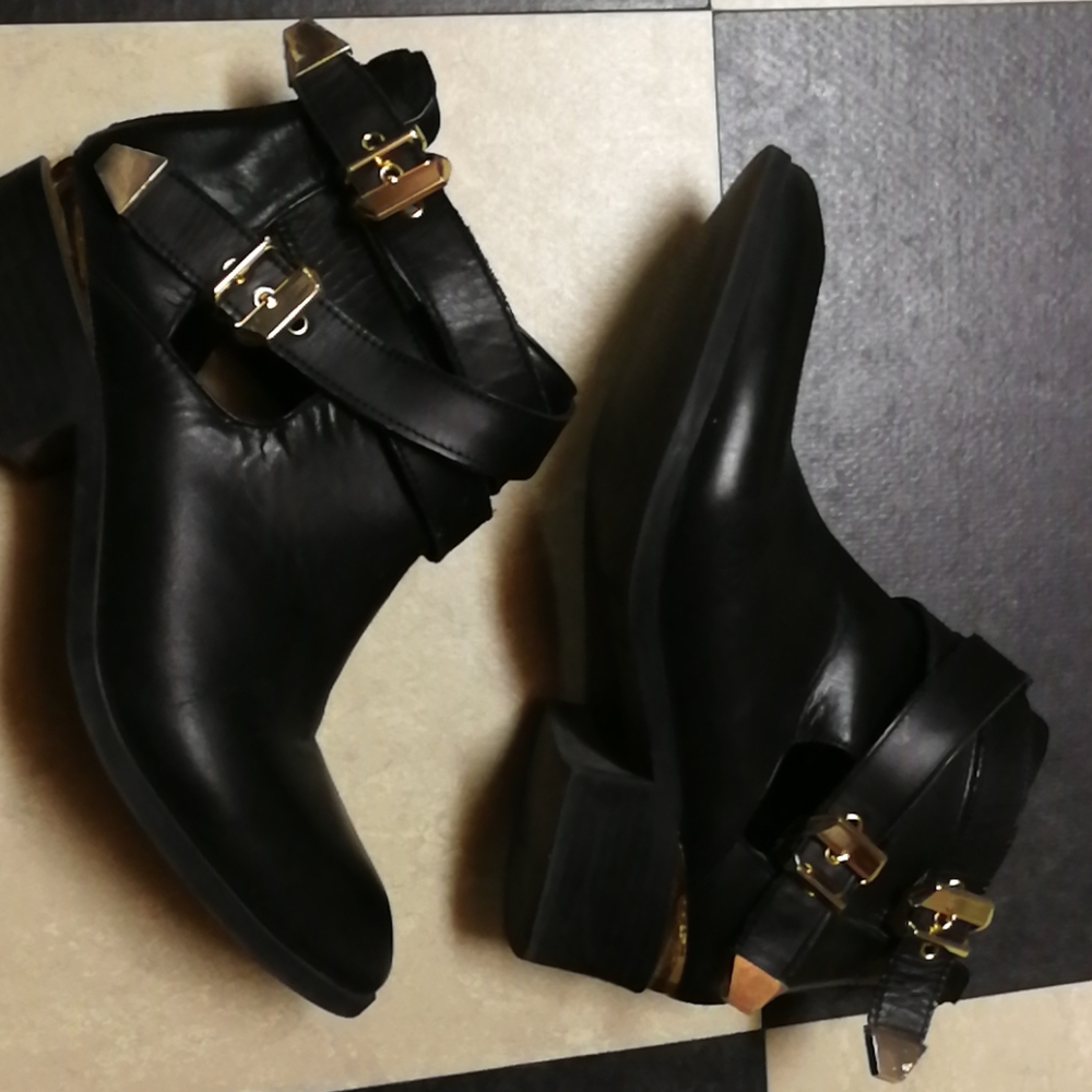 SHOEMINT Cut-out ankle boot